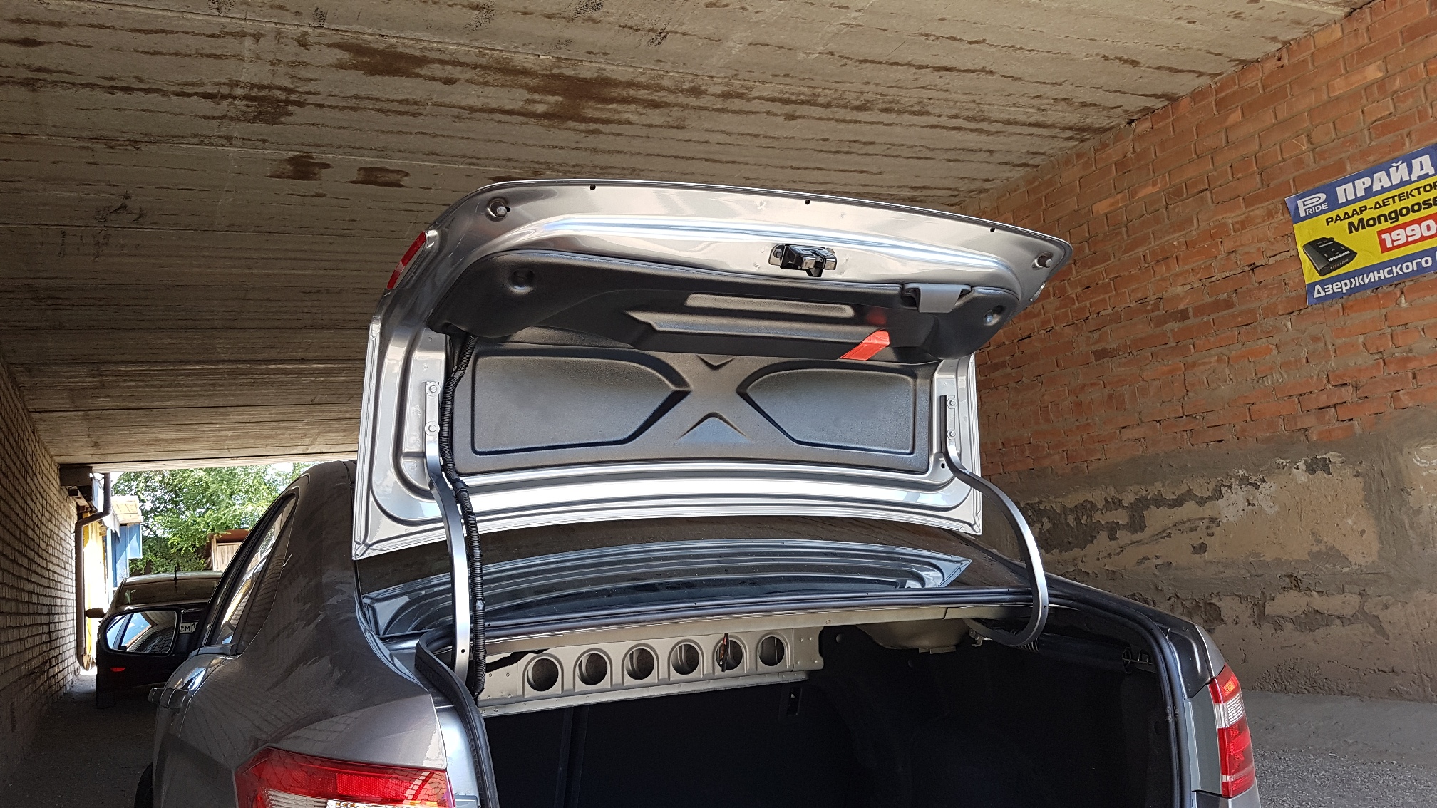 Обшивка крышки багажника Лада Веста седан (пластик)+знак авар.остановки