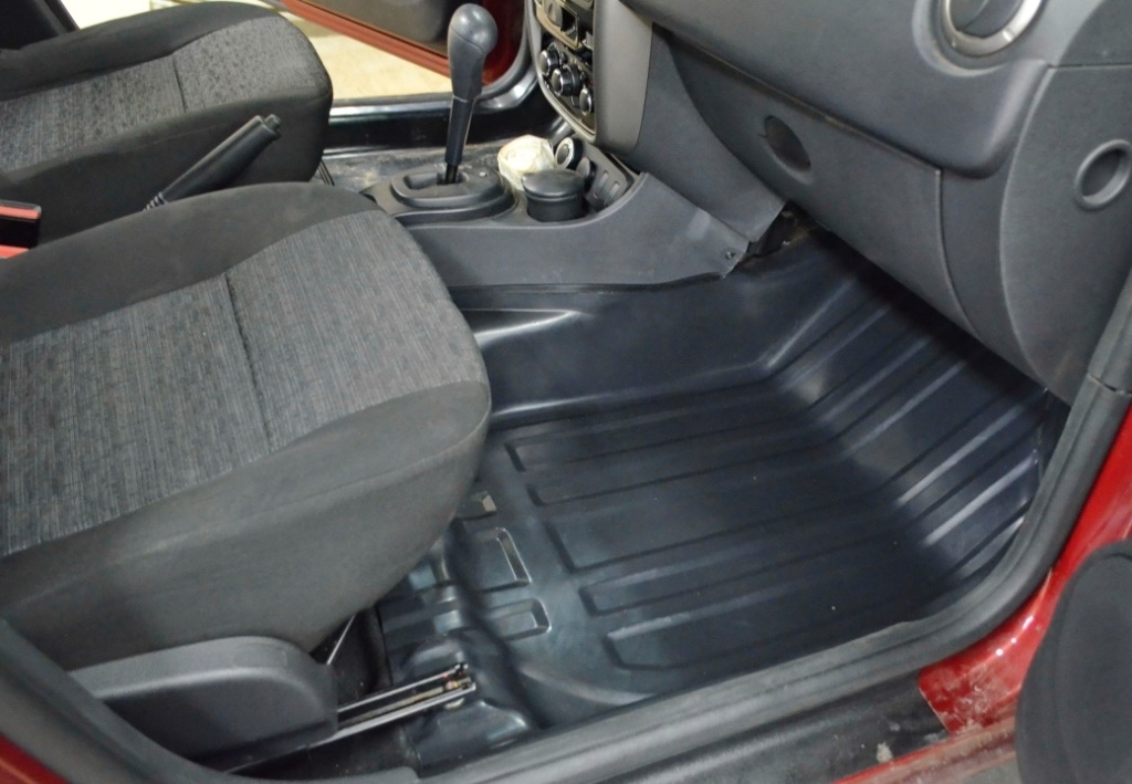Пластиковый пол Renault Duster для пассажира(2012-2015)