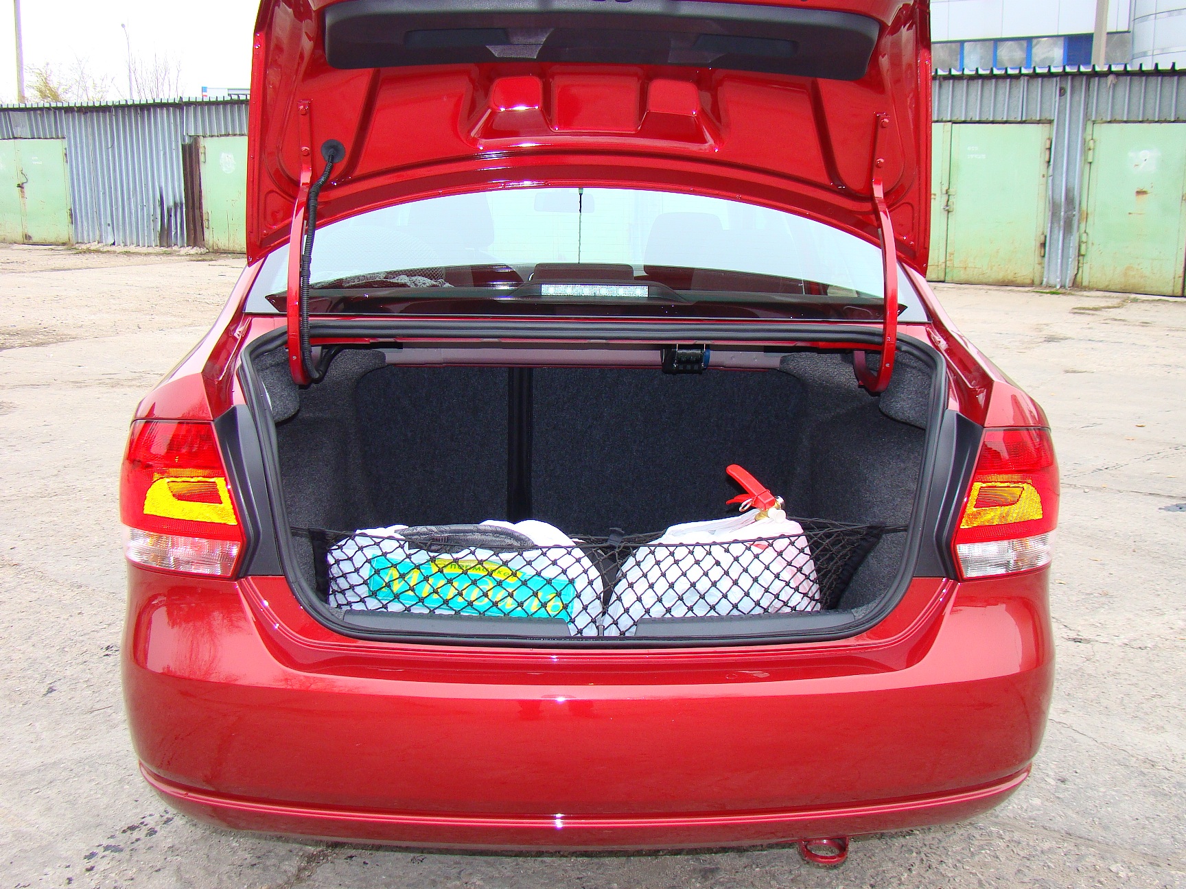Поступила в продажу багажная сетка Volkswagen Polo Sedan.